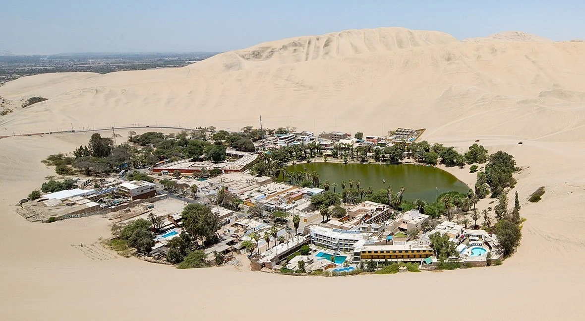 Oasis Huacachina rodeado de dunas